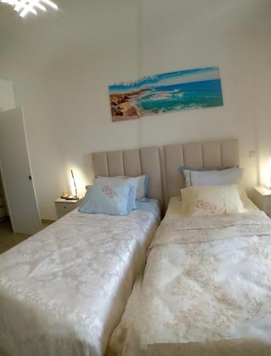 Dos camas una al lado de la otra en un dormitorio. en apartamento Zarco, en Machico