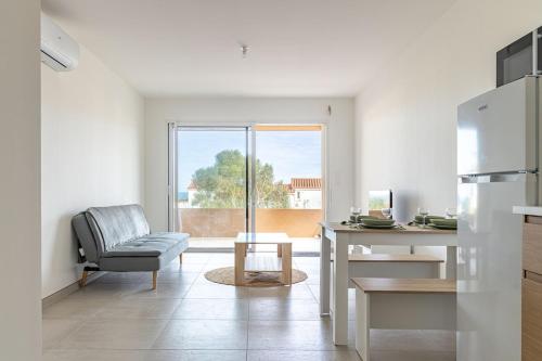 un salon avec une table et une chaise ainsi qu'une cuisine dans l'établissement A Chiusa, à Conca