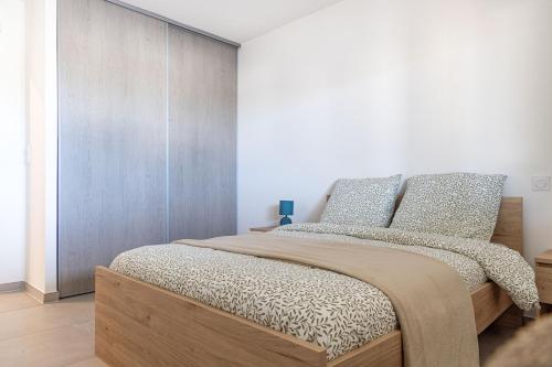 une chambre avec un lit avec une tête de lit en bois dans l'établissement A Chiusa, à Conca