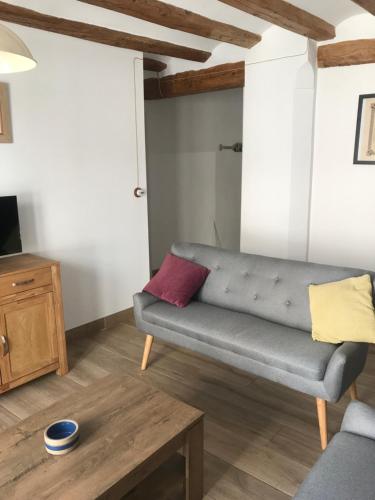 a living room with a couch and a table at Centrally located two bedroom apartment in Perelló