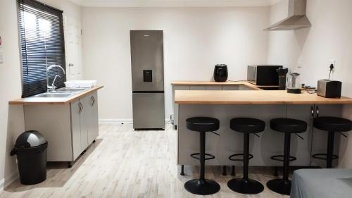 Η κουζίνα ή μικρή κουζίνα στο Dinas Accommodation Flat 3