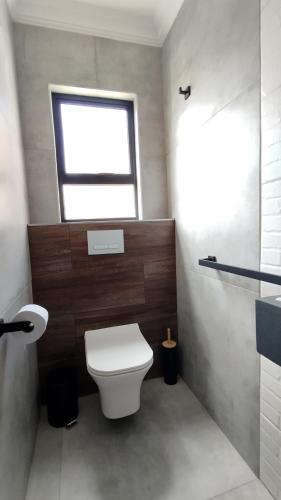 Ένα μπάνιο στο Dinas Accommodation Flat 3