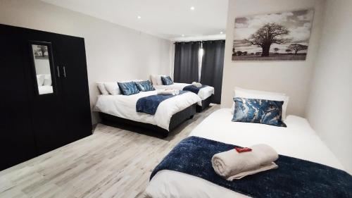 Ένα ή περισσότερα κρεβάτια σε δωμάτιο στο Dinas Accommodation Flat 3