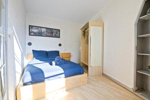 - une chambre avec un lit bleu et blanc et des étagères dans l'établissement Superb Apartment Quartier Les Marais Free Netflix, à Paris