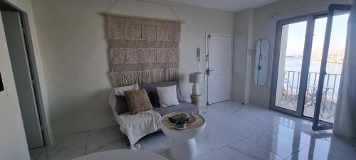 un salon avec un canapé et une table dans l'établissement Le Môle, à Sète