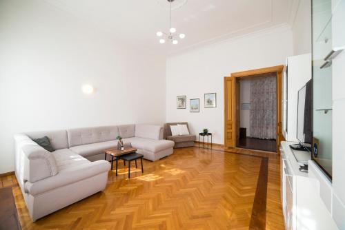 een woonkamer met een bank en een tafel bij Golden Star in Zagreb