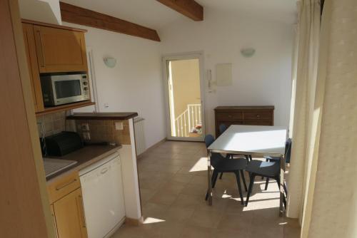 Photo de la galerie de l'établissement Chambre rouge avec salle de bain privative Vélodrome Prado, à Marseille