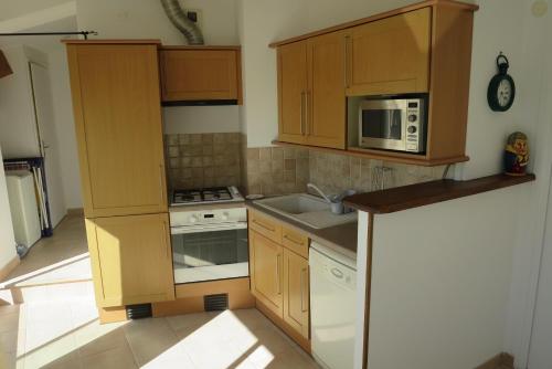 Photo de la galerie de l'établissement Chambre rouge avec salle de bain privative Vélodrome Prado, à Marseille