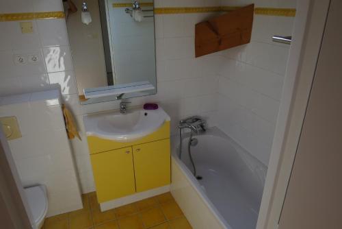 Photo de la galerie de l'établissement Chambre rouge avec salle de bain privative Vélodrome Prado, à Marseille