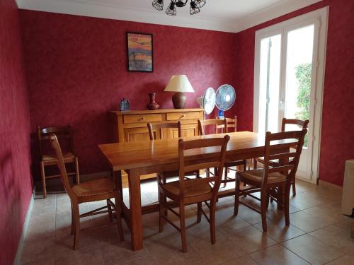 une salle à manger avec une table et des chaises en bois dans l'établissement Le Palol Latour-Bas-Elne, à Latour-Bas-Elne