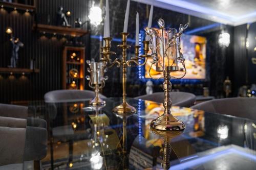 une table en verre avec deux chaises, dans l'établissement Luxury 2Bedrooms Arc de Triomphe, à Paris