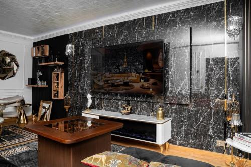 - un salon avec un grand mur en marbre noir dans l'établissement Luxury 2Bedrooms Arc de Triomphe, à Paris