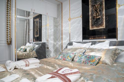 une chambre avec un lit avec des oreillers dessus dans l'établissement Luxury 2Bedrooms Arc de Triomphe, à Paris