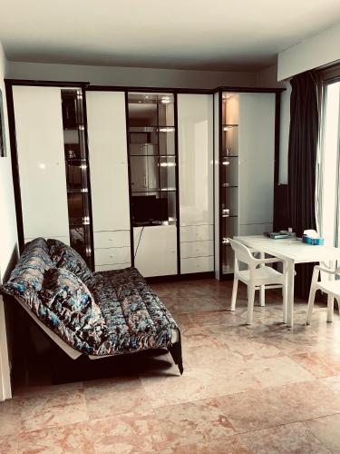 - une chambre avec un lit, une table, une table et des chaises dans l'établissement Perle Rare Cannes Croisette Vue Mer Parking 4P, à Cannes