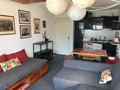 un salon avec un canapé et une table dans l'établissement Appartement 6 pers., proche pistes et commerce, parking privé, animaux acceptés - Montgenèvre - FR-1-445-98, à Montgenèvre