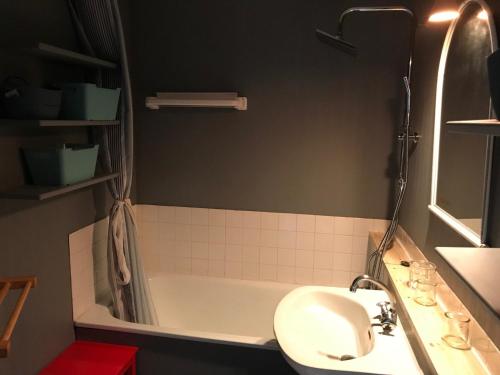 une salle de bain avec un lavabo et une baignoire dans l'établissement Appartement 6 pers., proche pistes et commerce, parking privé, animaux acceptés - Montgenèvre - FR-1-445-98, à Montgenèvre