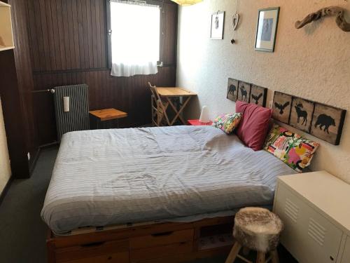 une chambre avec un grand lit et une fenêtre dans l'établissement Appartement 6 pers., proche pistes et commerce, parking privé, animaux acceptés - Montgenèvre - FR-1-445-98, à Montgenèvre