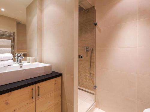 a bathroom with a sink and a shower at Appartement centre-ville, proche pistes et commerces, 6 pers., 2 ch., balcon, parking inclus - FR-1-519-5 in Val dʼIsère