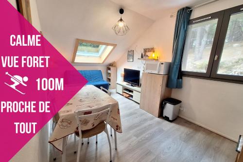 une petite chambre avec une table et une salle à manger dans l'établissement La Parenthèse - Appartement calme 100m pistes ski montagne randonnées Pyrénées, à Bolquère-Pyrénées 2000
