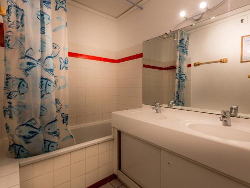 une salle de bain avec un lavabo, un miroir et une baignoire dans l'établissement Appartement 80 m², 8 pers., 4 ch., centre Val d'Isère, terrasse, parking, proche pistes - FR-1-519-20, à Val dʼIsère