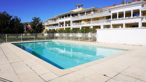 une piscine devant un immeuble dans l'établissement T3 avec vue sur la rivière, piscine, by Palmazur, à Mandelieu-la-Napoule