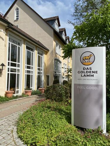 ein Schild vor einem Haus in der Unterkunft Das Goldene Lamm Aalen in Aalen