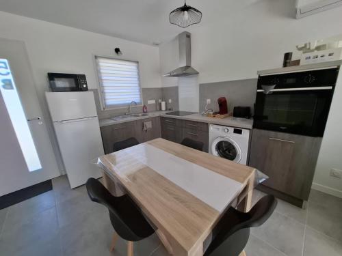 - une cuisine avec une table en bois dans l'établissement Appartement 5B - Saintes, à Saintes