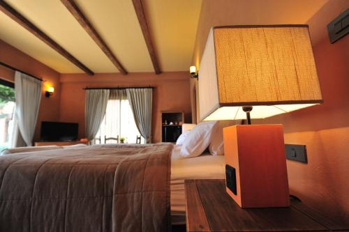 a bedroom with a bed and a lamp on a table at Toscana Hotel La Casetta in Mu Si