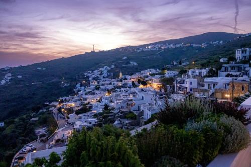 Gallery image of Sea Breeze Villa Triantaros Tinos in Triandáros