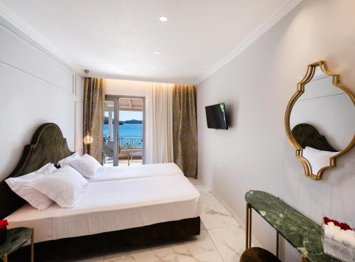 Postel nebo postele na pokoji v ubytování Eva Beach Hotel Lefkada
