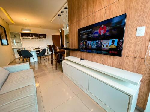 Televiisor ja/või meelelahutuskeskus majutusasutuses Apto Alto Padrão C/ Suíte, SmarTV, Wi-FI e Piscina