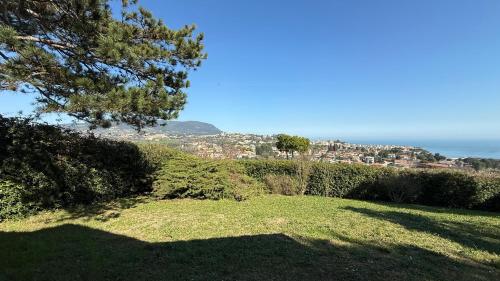 a green yard with a view of the ocean at Numana, villa singola con giardino e vista mare N111 in Numana