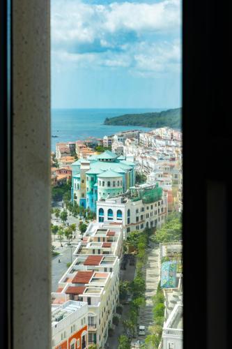 Nespecifikovaný výhled na destinaci Phu Quoc nebo výhled na město při pohledu z apartmánu