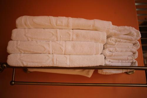 a pile of towels on a towel rack in a bathroom at Toscana Hotel La Casetta in Mu Si