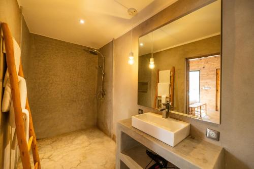 Un baño de The Source Hotel Music & Spa