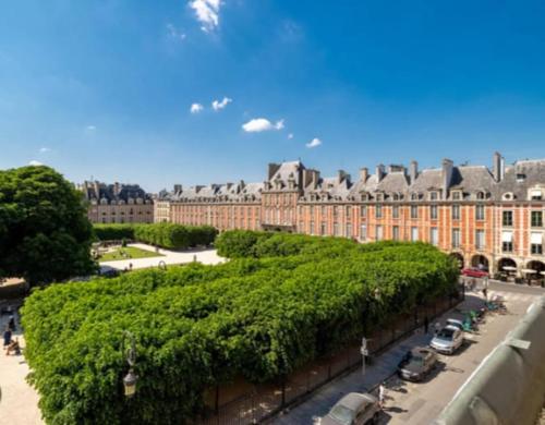 une rue en face d'un grand bâtiment dans l'établissement Renovated studio in the heart of the Marais, à Paris