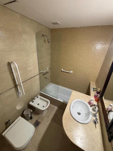 ein Badezimmer mit Toilette, Waschbecken und Dusche in der Unterkunft Departamento en Santiago del Estero 2 dormitorios in Santiago del Estero