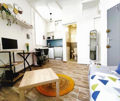 un salon avec un canapé et une table dans l'établissement T1 Cosy au Centre Historique, à Narbonne