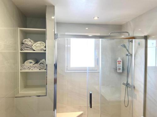 カレタ・デ・ベレスにあるEl Puerto By Solymar Holidayのガラスドア付きのシャワー付きのバスルーム