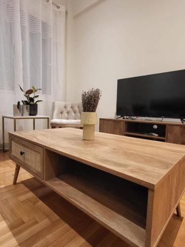 2 bd renovated flat at acropolis