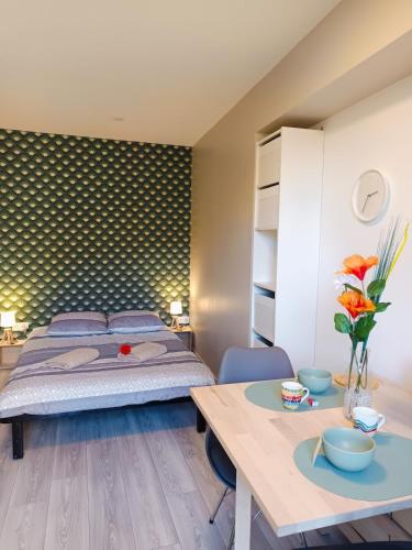 une chambre avec un lit et une table dans l'établissement Studio - La Baume au coeur, à Sisteron