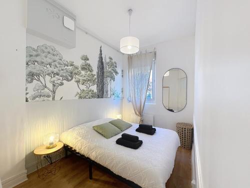 ein Schlafzimmer mit einem Bett, auf dem zwei Handtücher liegen in der Unterkunft Vesle- Hyper Centre - 2 Chambres in Reims