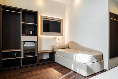 a living room with a couch and a tv at Hotel Vittoria in Pompei