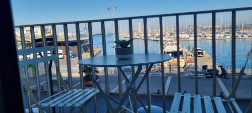 d'une table et de chaises sur un balcon avec vue sur le port. dans l'établissement Le Phare, à Sète