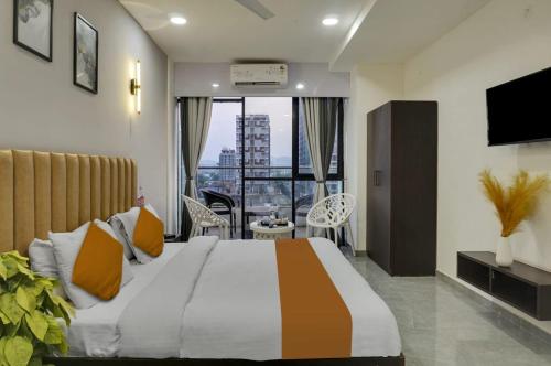 una habitación de hotel con una cama y un balcón en Hotel Sky Inn Pune, en Pune