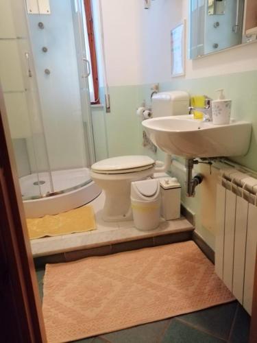 a bathroom with a toilet and a sink at L'Ambra in Alghero