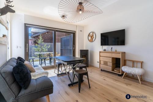 Μια τηλεόραση ή/και κέντρο ψυχαγωγίας στο Apartment near Mont D'auron