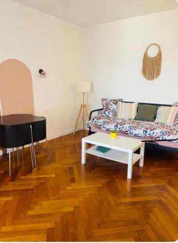 un salon avec un canapé et une table dans l'établissement Studio avec vue mer en plein cœur du Panier, à Marseille