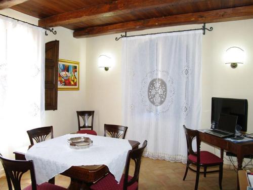 ein Esszimmer mit einem Tisch, Stühlen und einem Schreibtisch in der Unterkunft Turismo Rurale Cefalù in Cefalú