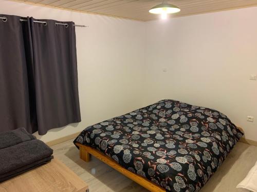 - une chambre avec un lit et un rideau noir dans l'établissement Apparemment calme au cœur de la nature, à Longemaison